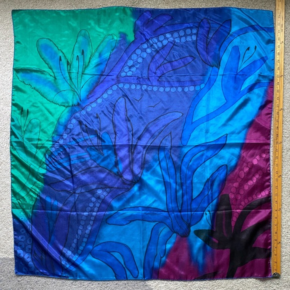 Square Scarf  - feels like silk - Picture 3 of 3